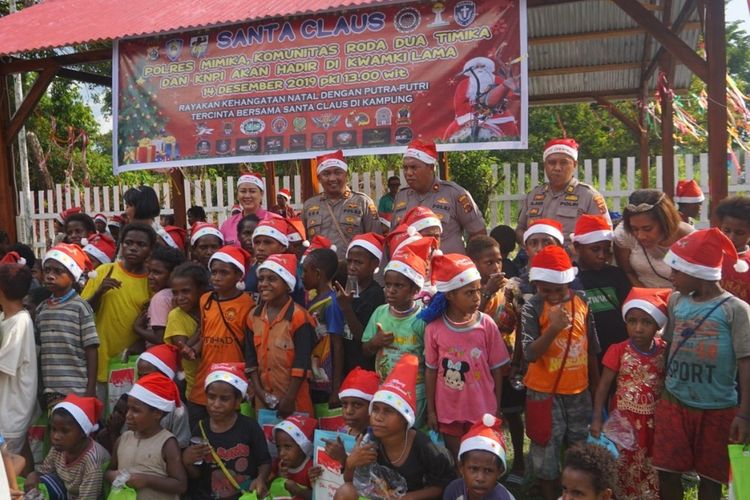 Kado Natal dari Polisi untuk Anak-anak di Distrik Kwamki Narama, Papua