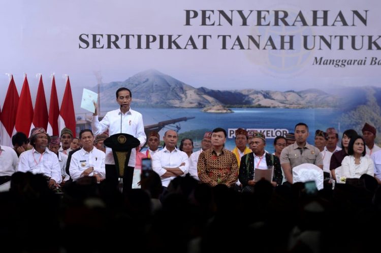 Jokowi Serahkan 2.500 Sertifikat Hak Atas Tanah untuk Rakyat NTT