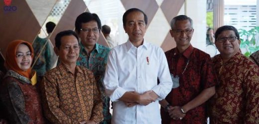 Jokowi Tepis Isu Ijazah Palsu dengan Reuni Bersama Teman UGM