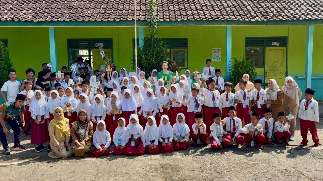 EDUKASI RECYCLE SAMPAH PLASTIK DAN BIJAKSANA DALAM PENGGUNAAN PLASTIK DI UMUR “EMAS” BAGI ANAK-ANAK PESISIR