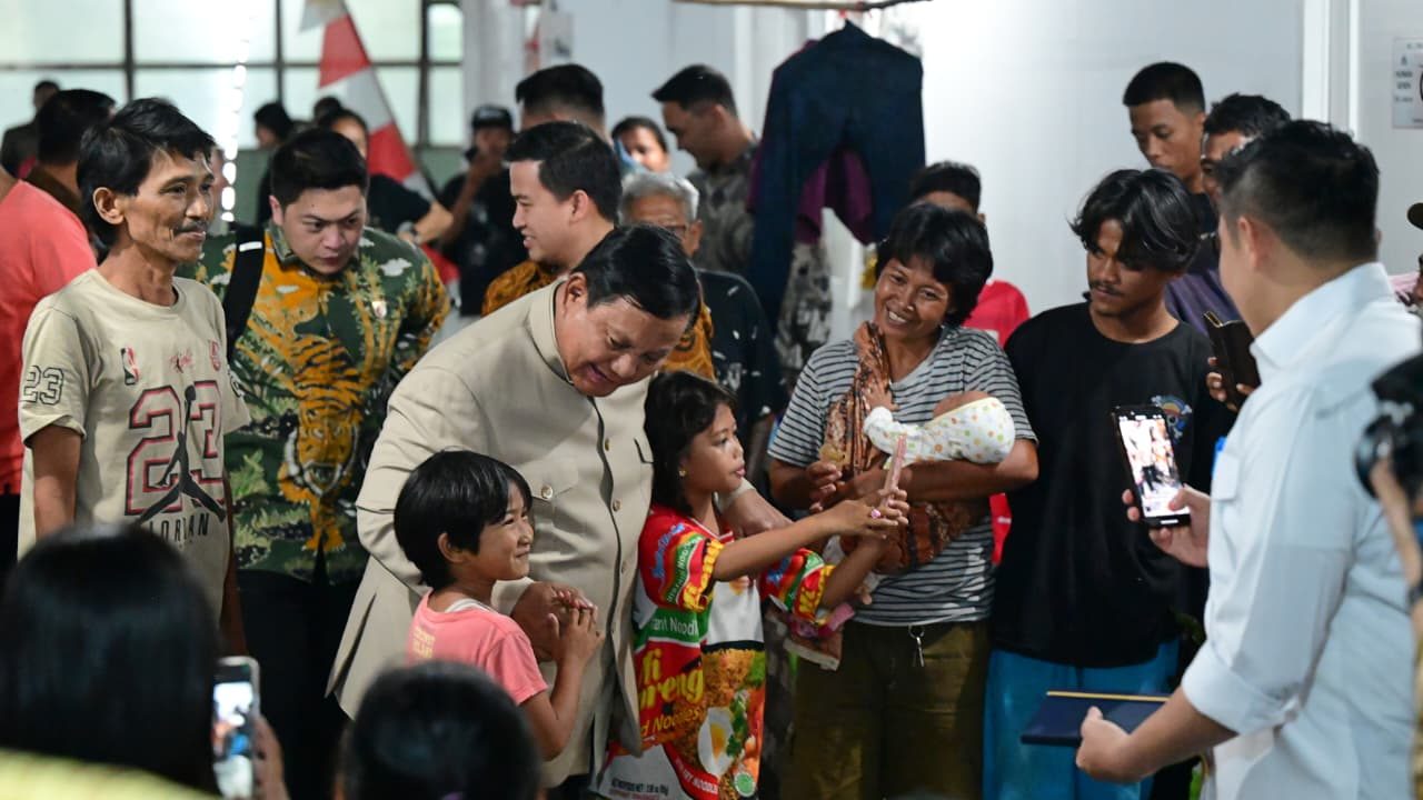 Seskab Teddy Bagikan Momen Hangat Presiden Prabowo Bersama Warga Relokasi Senen di Hunian Baru